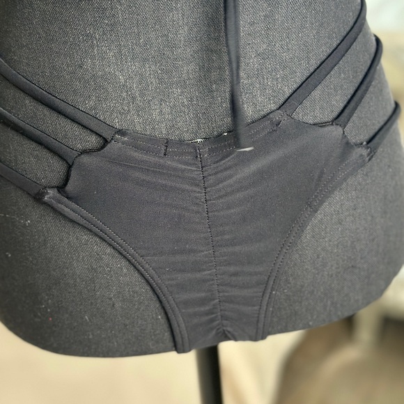 Strapy Black Bikini Set - Picture 4 of 6